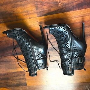 Textured leather Rachel Zoe ankle boot in black. Used. Scuffed bottoms.